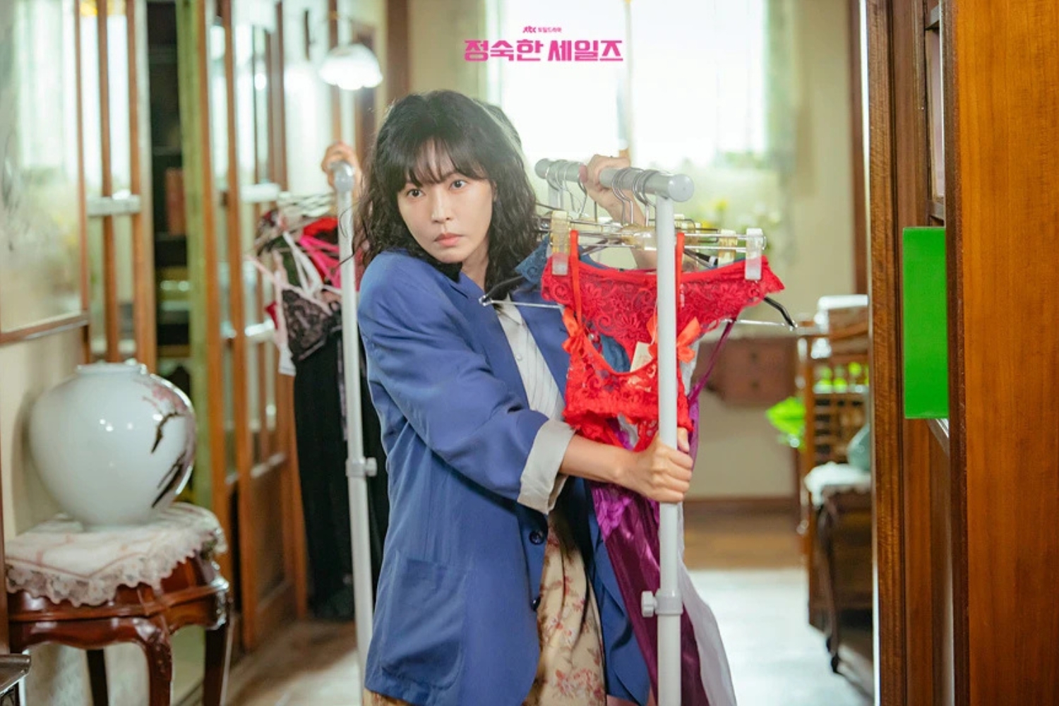 Người bán hàng cần mẫn" khắc họa hình ảnh phụ nữ độc lập | Harper's Bazaar  Việt Nam