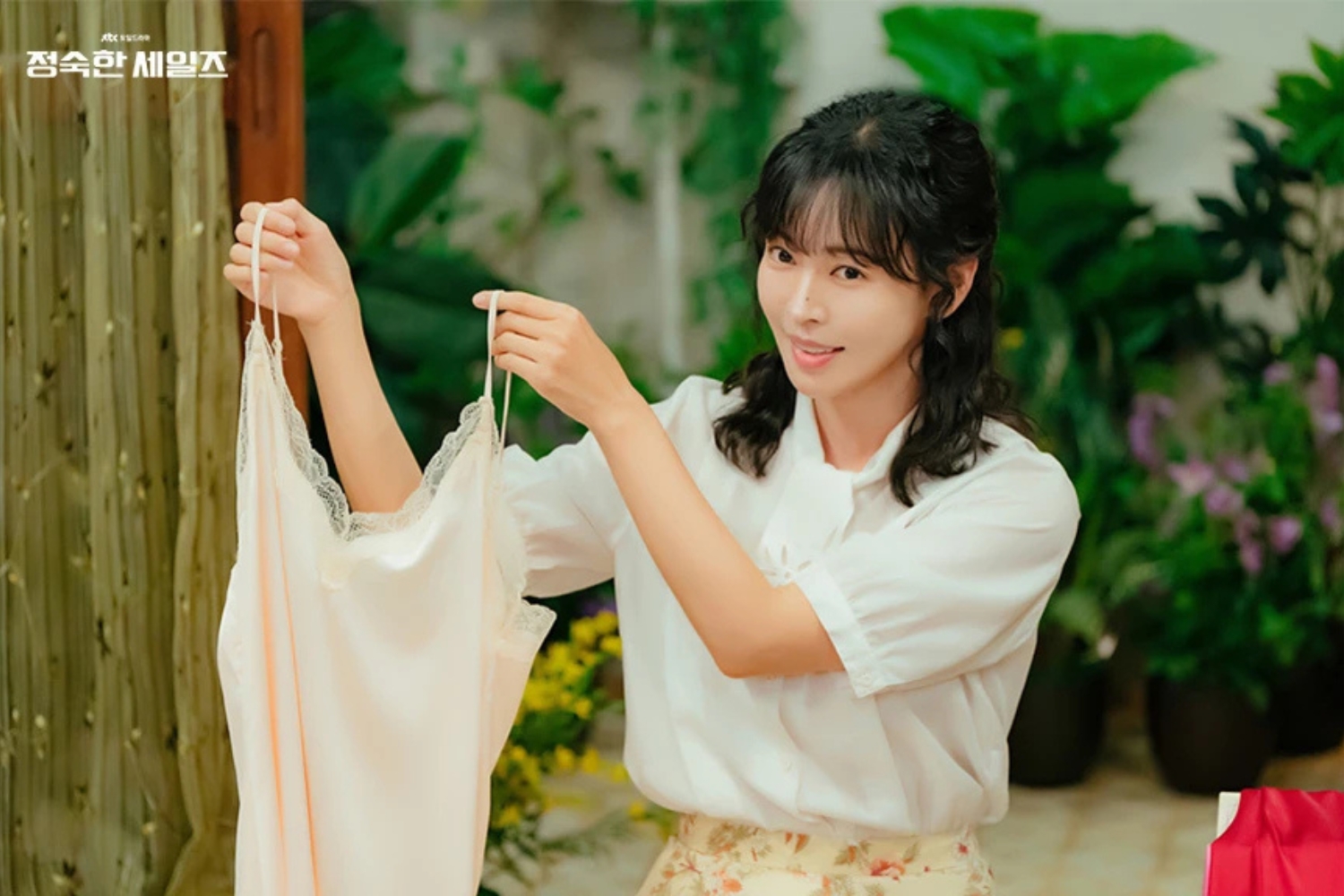 Người bán hàng cần mẫn" khắc họa hình ảnh phụ nữ độc lập | Harper's Bazaar  Việt Nam