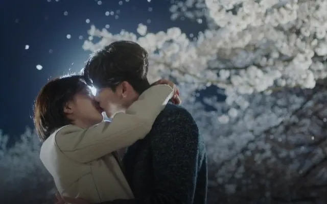 Khi nàng say giấc đạt rating khủng nhờ cảnh "khóa môi" của Suzy và Lee Jong  Suk | VTV.VN